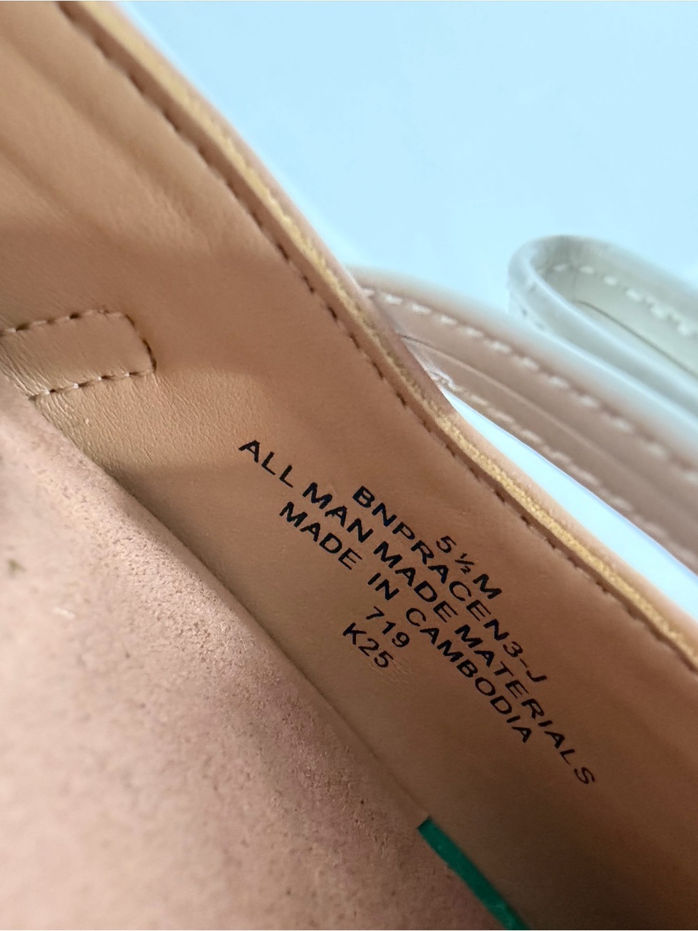 NWT Bandolino Women’s Size 5.5 Tan Pointed Toe Slingback Heels with White Accent - Picture 4 of 8